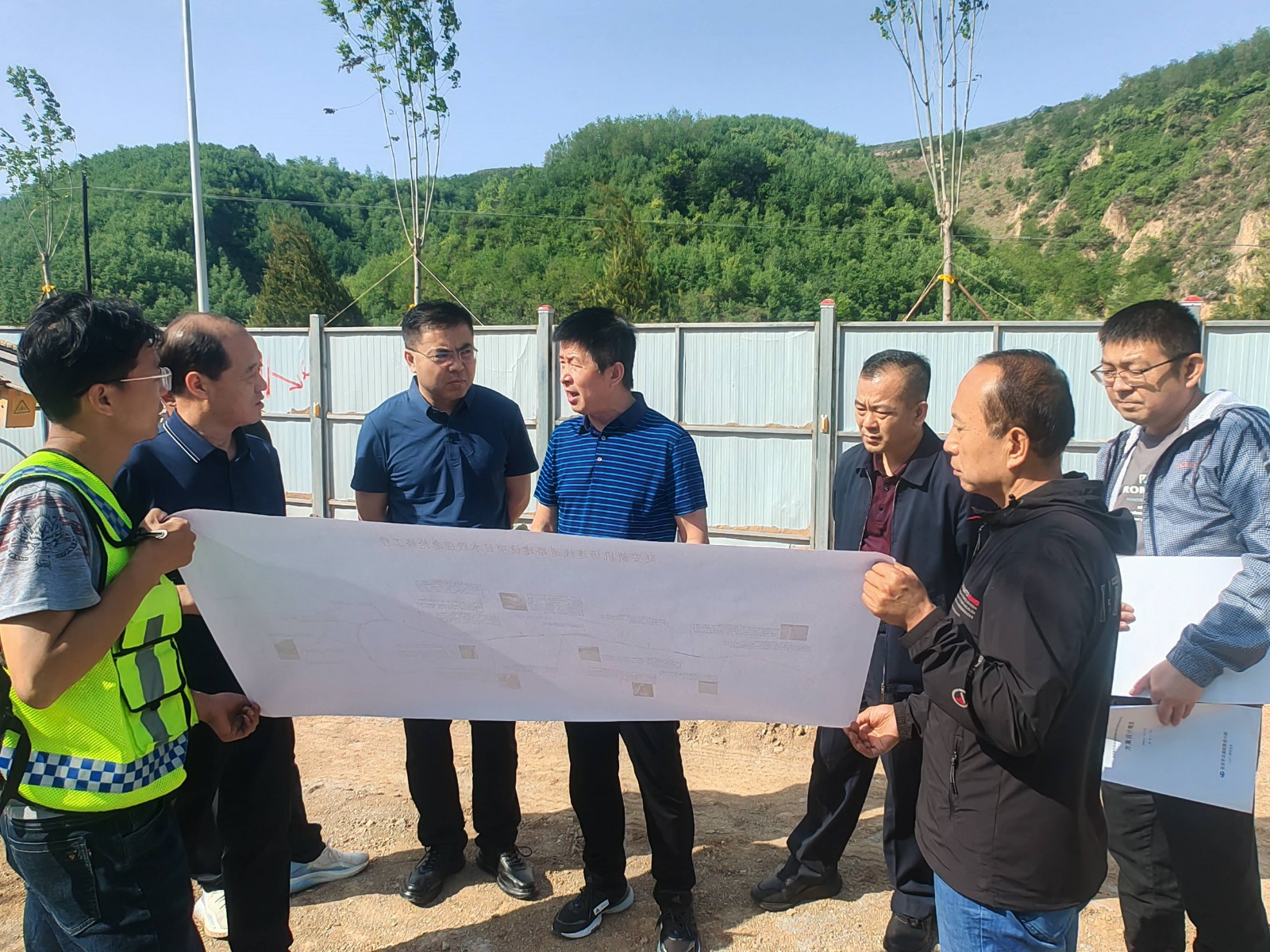 市交運(yùn)局副局長劉玉東、集團(tuán)公司董事長蘇東東一行深入延安交投集團(tuán)在建項(xiàng)目調(diào)研督導(dǎo)