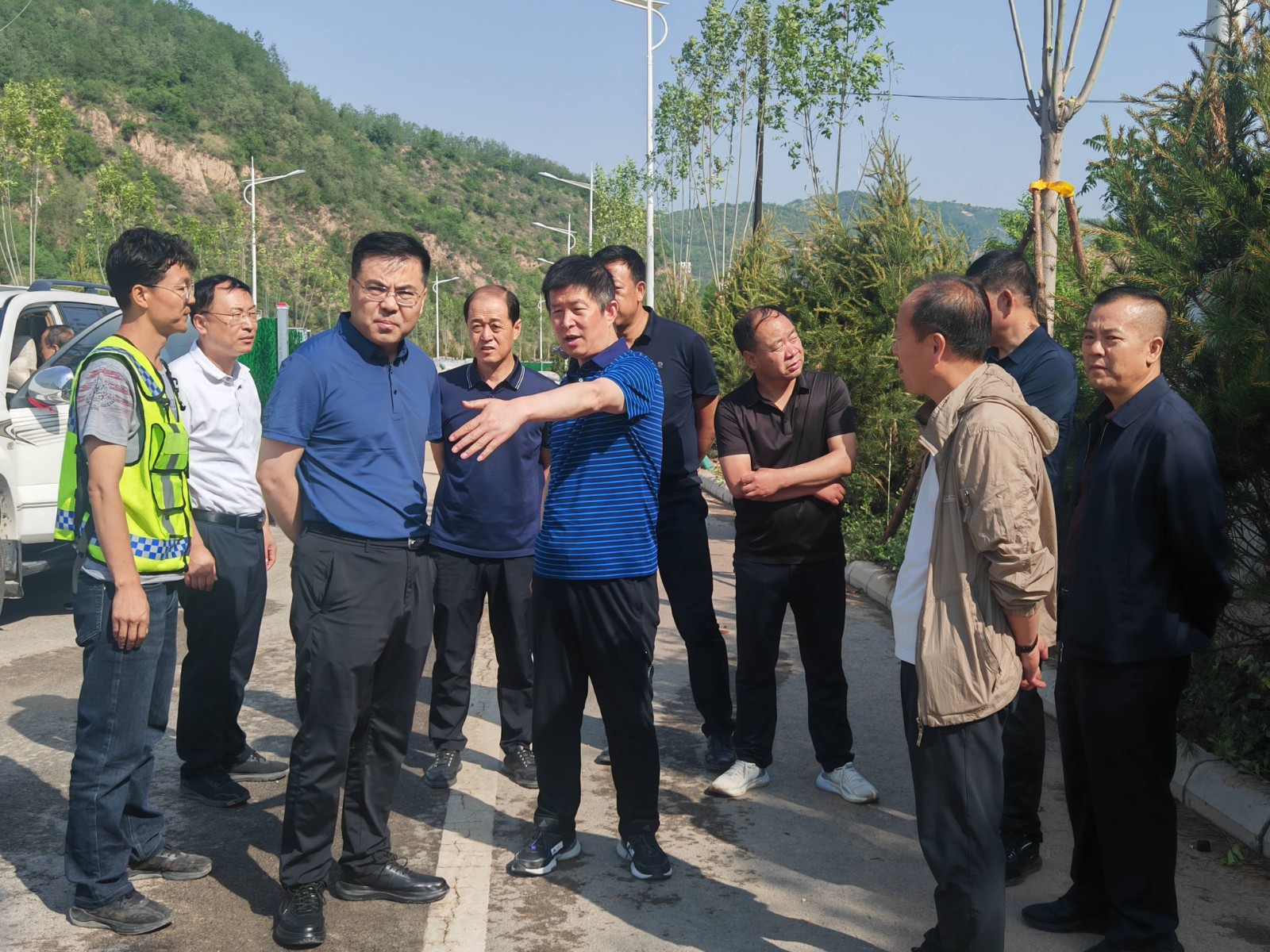 市交運(yùn)局副局長劉玉東、集團(tuán)公司董事長蘇東東一行深入延安交投集團(tuán)在建項(xiàng)目調(diào)研督導(dǎo)